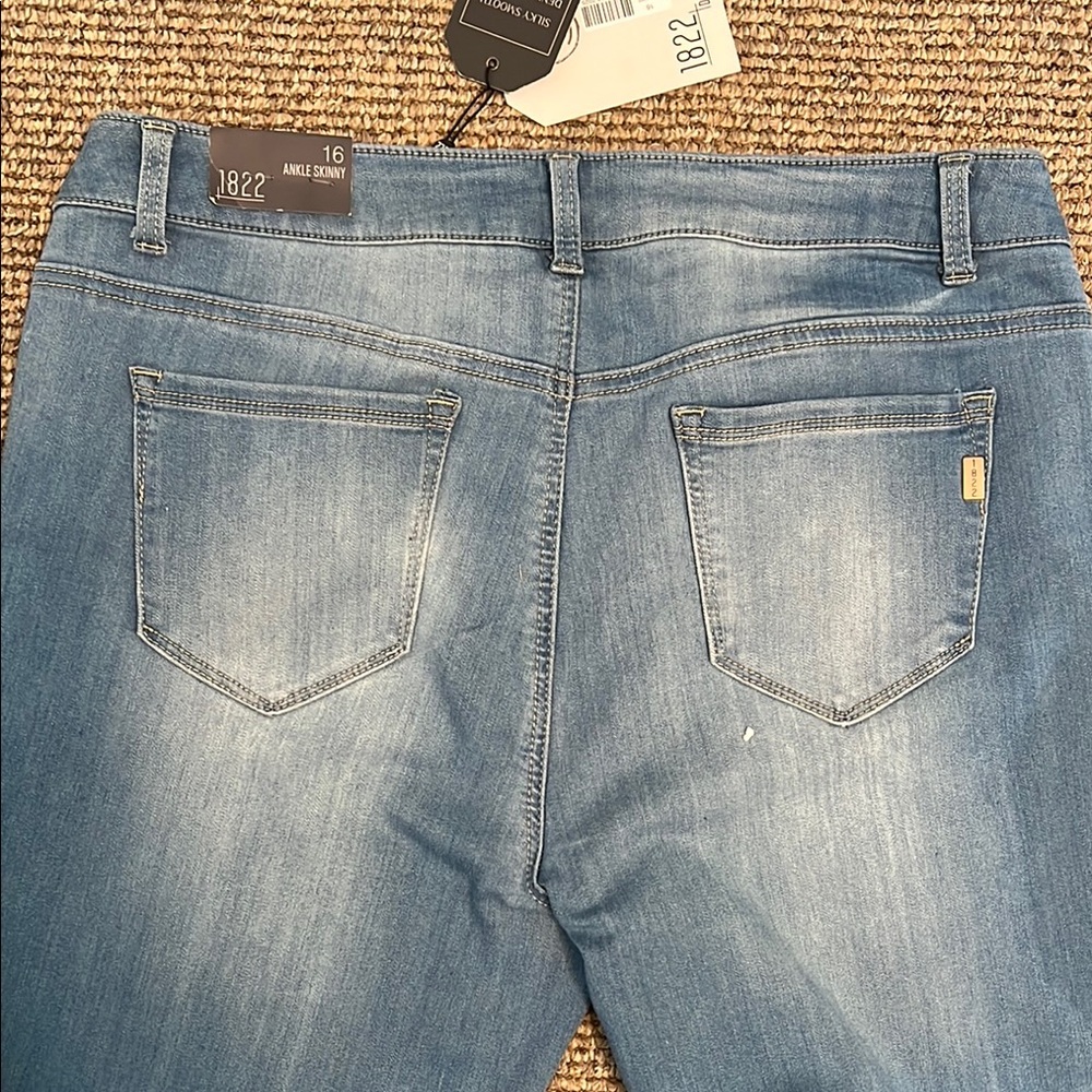 Women's light Stonewash Blue Jeans - Picture 7 of 8